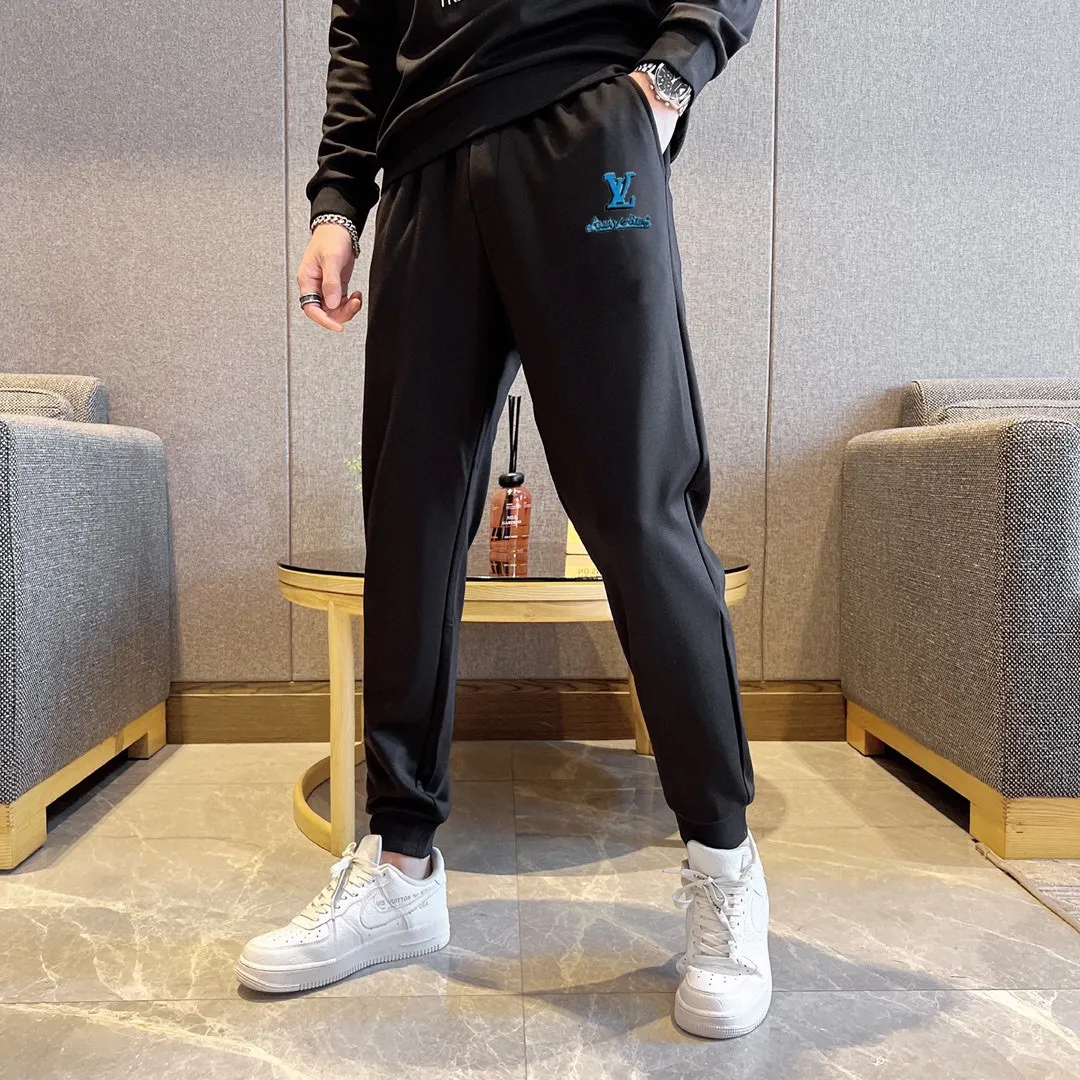 🅿️380 direct batch [LV Louis Vuitton] (Fat Man Gospel) hot-selling suit is coming. Focus on the original version of the official website. 2025 new hot-selling sweatshirt suit. The original order is the best. 🇭🇰The meticulous work of top designers. Just for a fitting and perfect upper body effect. 100% natural high-quality Roman cotton, close-fitting comfort, noble and elegant! Original hardware embodies elegance and nobility! Counter size: M-5XL (maximum wear up to 220 pounds)